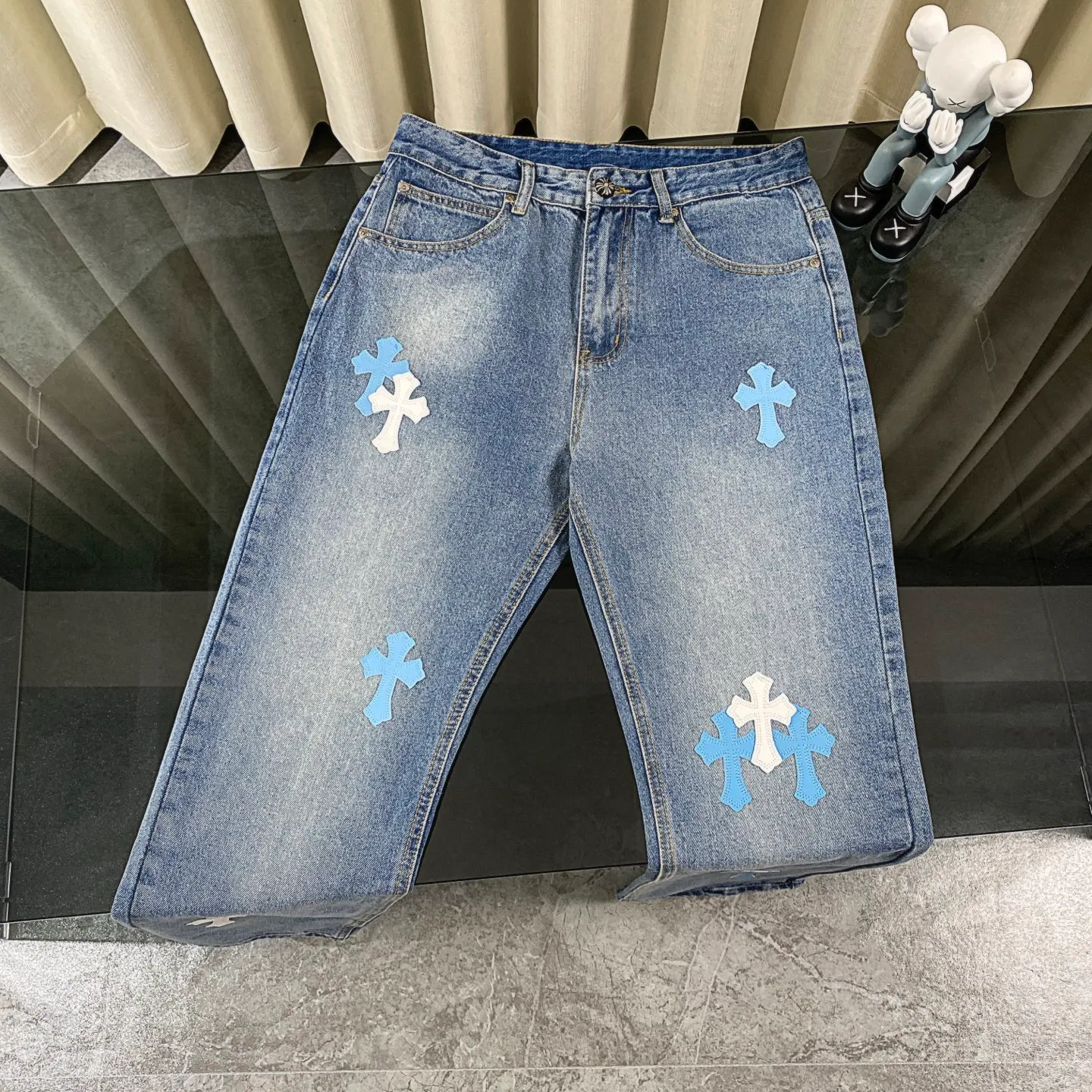 🅿️280 chrome hearts 2025 new city limited leather label jeans vi Top heavy industry fashionable design] Consistent high street luxury style creation. Speaking of this style, the Zangyin family and GU family are definitely among the leading representative brands. Especially the Zangyin family has really achieved a state-of-the-art effect in creating high street style. It is made of unique washed materials. The color system of this model is already quite eye-catching. After it is decorated with patchwork cross flowers, it cleverly highlights the charm of the brand. Secondly, this model uses classic The classic high-waist cutting design highlights the long legs and the fashionable temperament of the upper body. The brand is highly recognizable and the slim fit configuration is more suitable for daily wear. This product is a product that interprets personality, fashion, and specifications at a glance. This single product is enough to make any fan excited. It can be a white T-shirt for youthful preppy style, or a tight sling for royal lady style. It has strong matching ability and can be easily controlled by men.  [Material and craftsmanship] Needless to say, this point goes without saying. As an excellent craftsman brand, Zangyin has really perfect requirements for details and craftsmanship. The washed color of this model has gone through so many processes, not to mention the embellishment of the denim appliqués. It is also purely handmade and sewn. Just like what they believe in, only handmade things have soul and have the meaning of wear. A top-notch heavy-duty fashionable denim item, I look forward to your perfect interpretation! !  Size:28-34